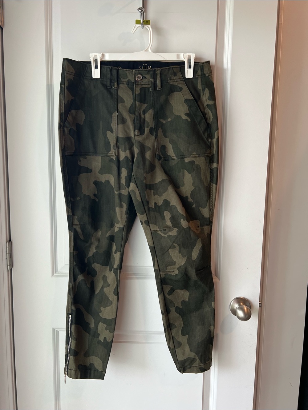 White House Black Market Camouflage The Slim Ankle jeans. Size 12